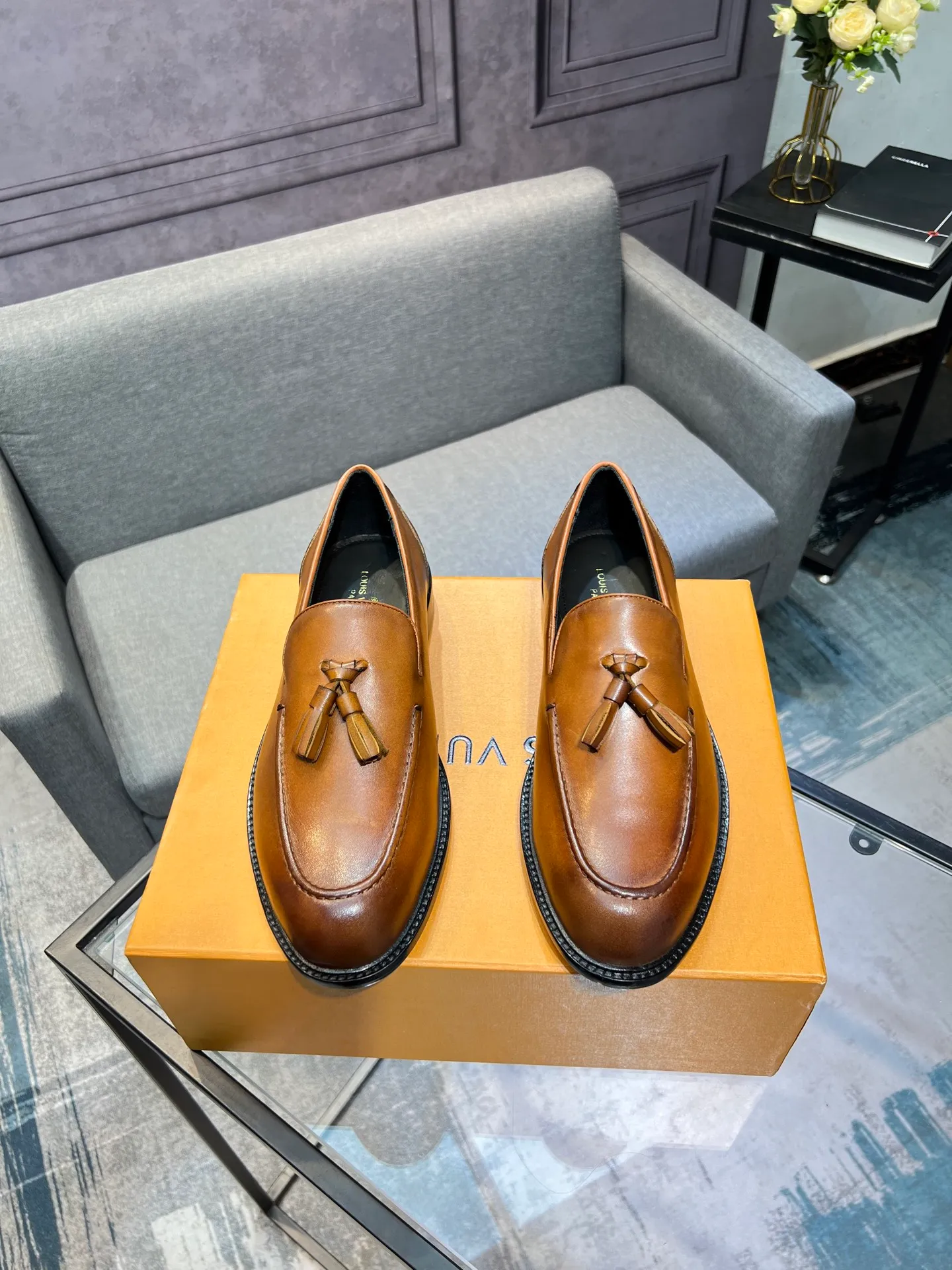 Men's shoes 💰1020 LV top luxury brand, high-quality men's business formal leather shoes, imported genuine leather soles! Customized imported leather, the first layer of open-edge beaded lacquered cowhide, the texture is incomparable, the imported cowhide lining, high-end high-end shoes, don't miss it! size:39-44 (Male 38 45 46 customized)